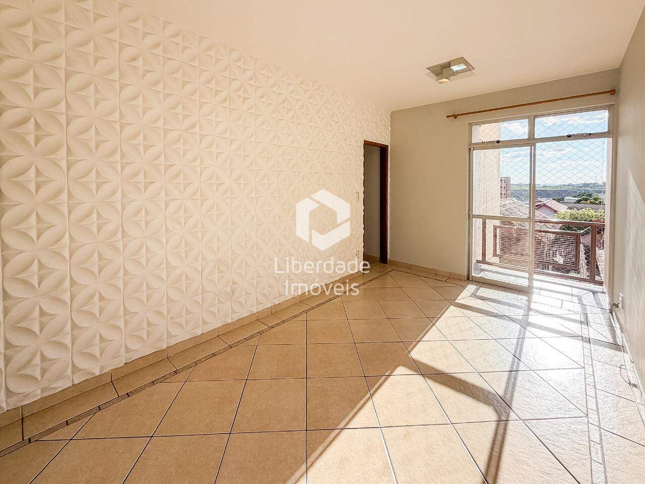 Apartamento para aluguel, 3 quartos no Caiçara.: Sala com acesso à varanda
