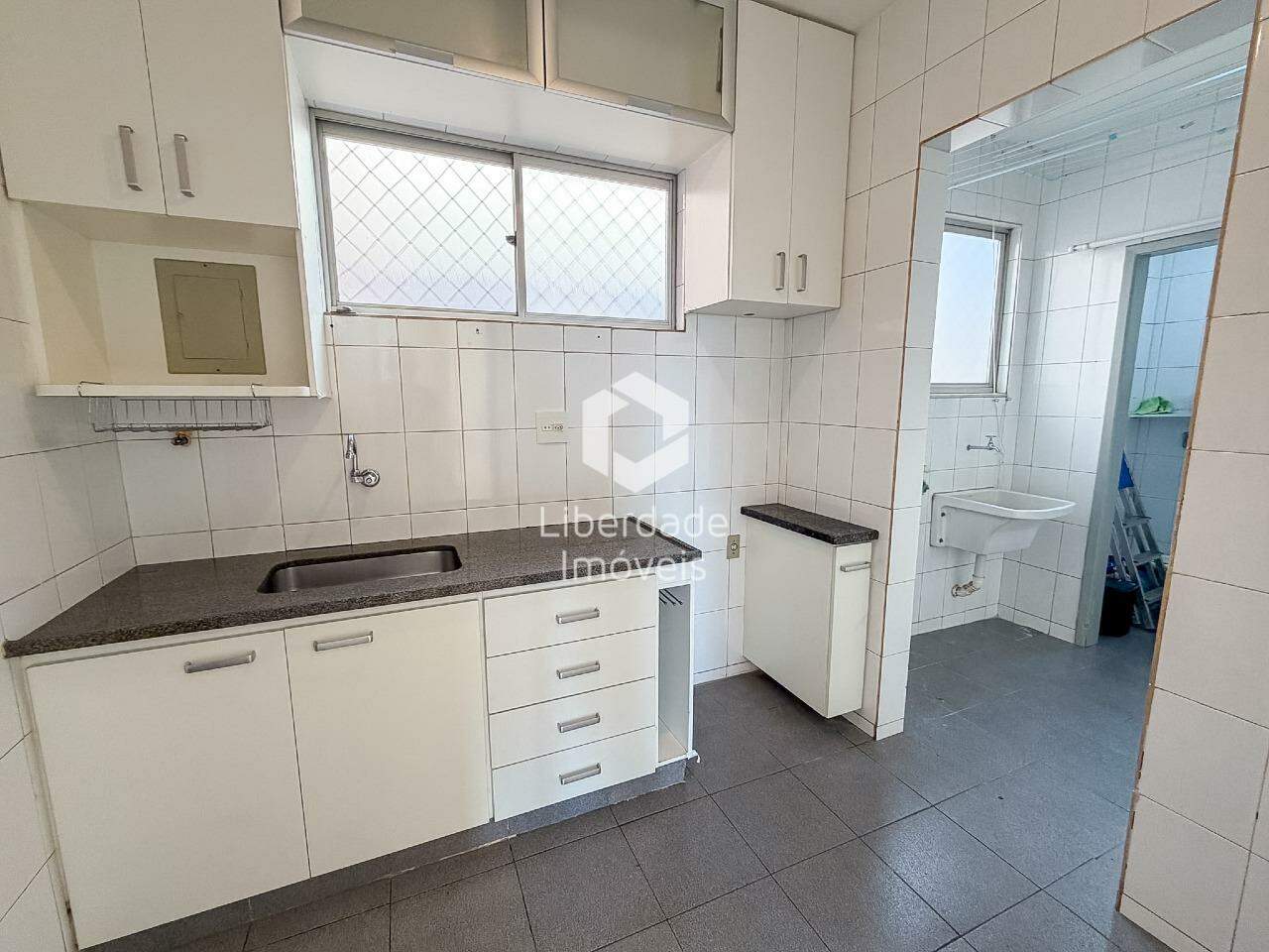 Apartamento para aluguel, 3 quartos no Caiçara.: Cozinha com armários e bancada em granito