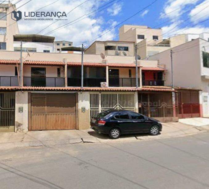 casa geminada à venda no Floresta: 