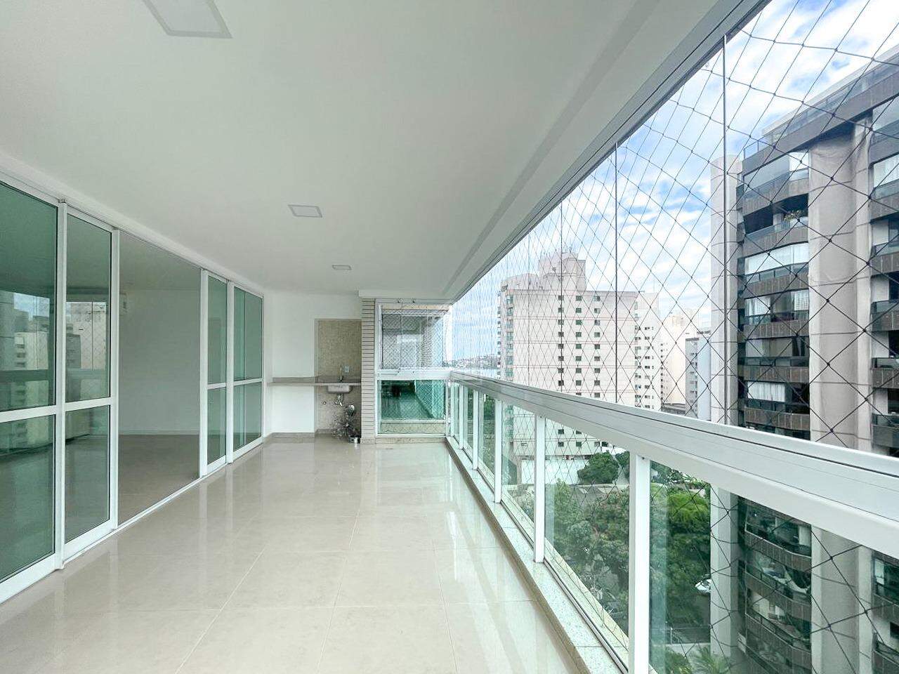 Apartamento para alugar com 4 quartos, 200m² - Foto 1