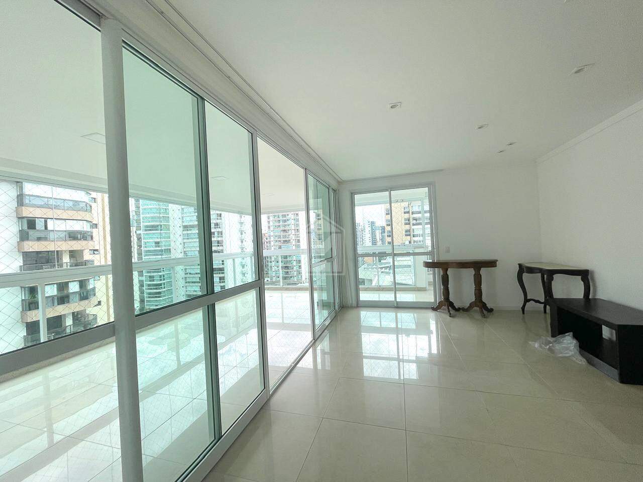 Apartamento para alugar com 4 quartos, 200m² - Foto 3