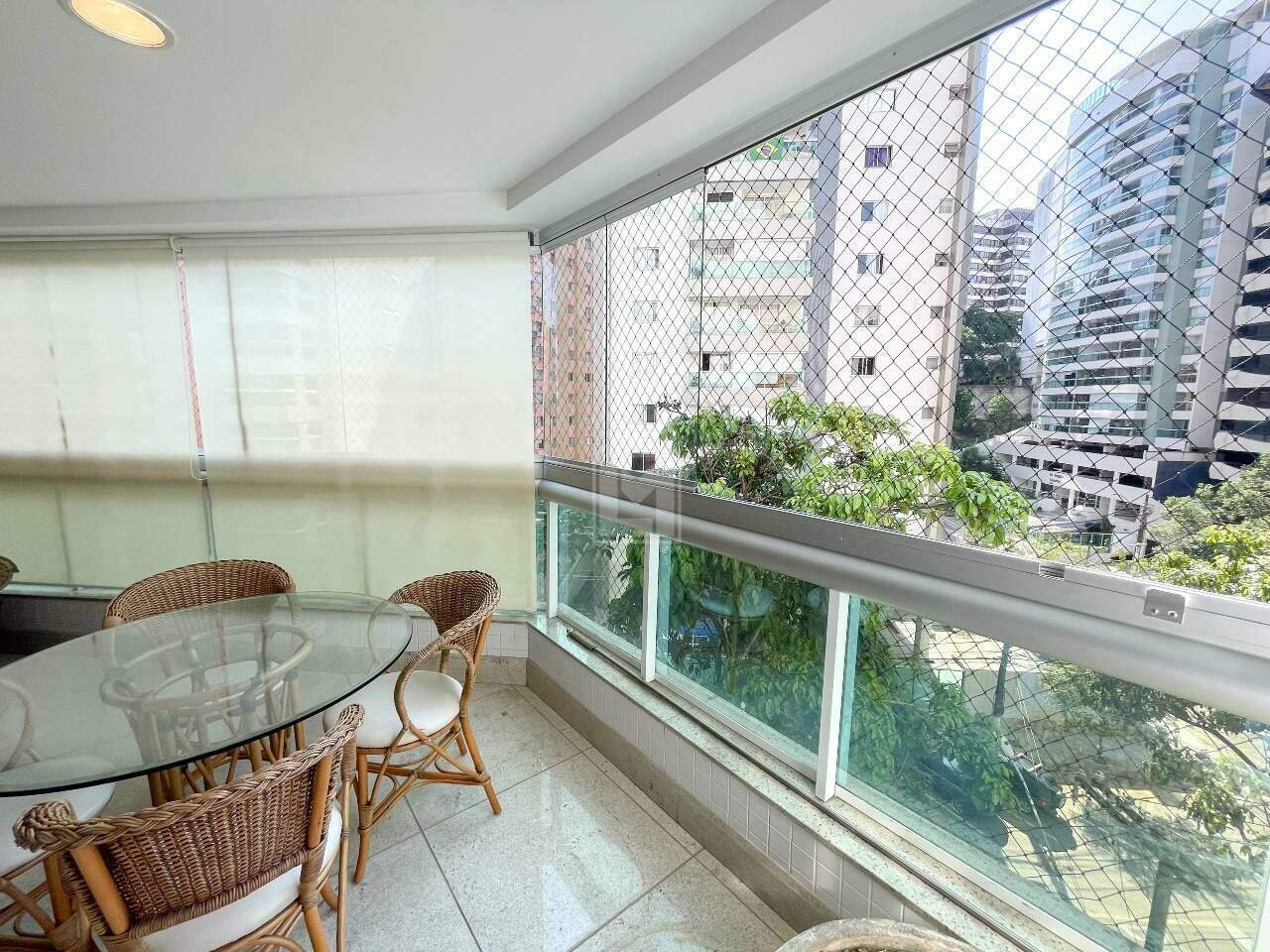 Apartamento à venda com 3 quartos, 168m² - Foto 2