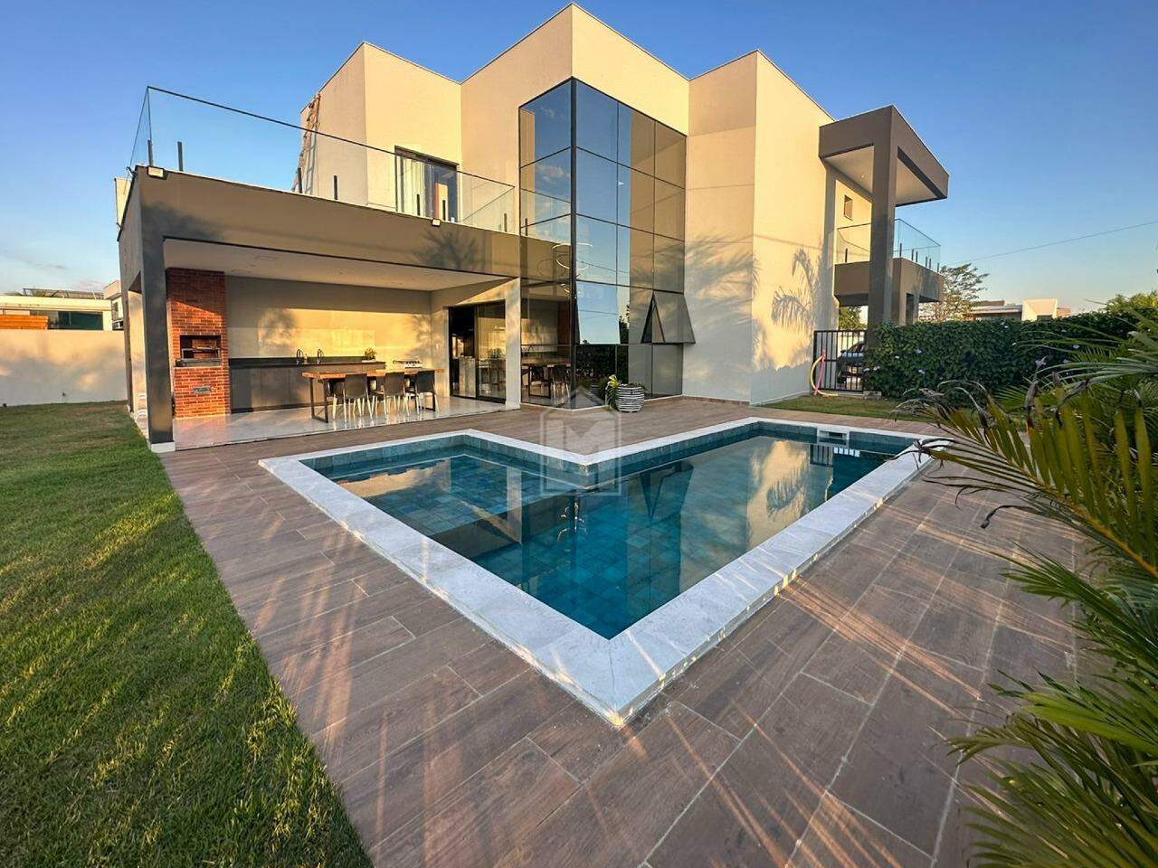 Casa de Condomínio à venda com 4 quartos, 315m² - Foto 1