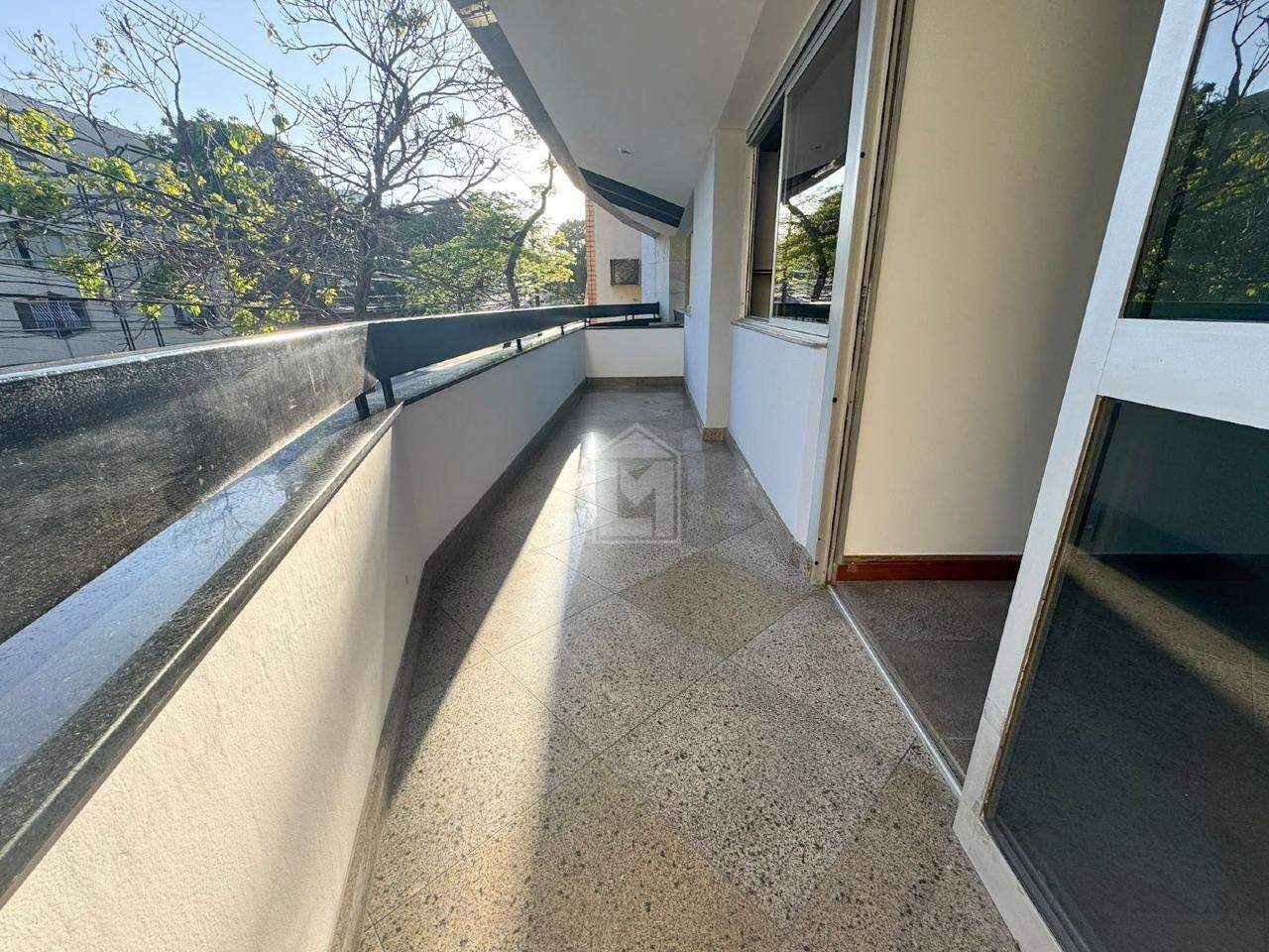 Apartamento à venda com 3 quartos, 130m² - Foto 1