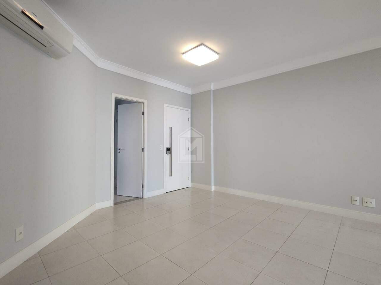 Apartamento para alugar com 4 quartos, 182m² - Foto 1