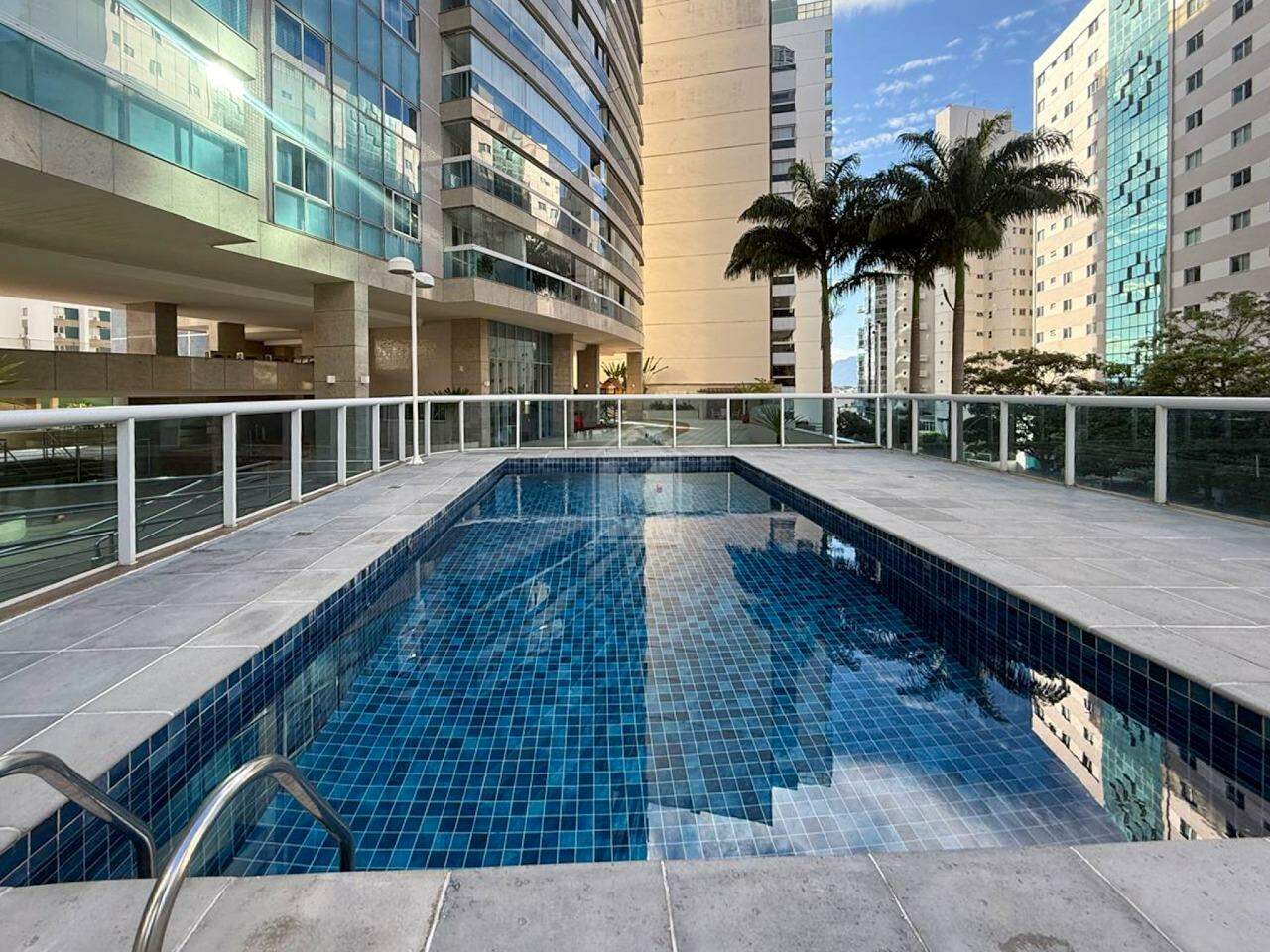 Apartamento para alugar com 4 quartos, 217m² - Foto 2