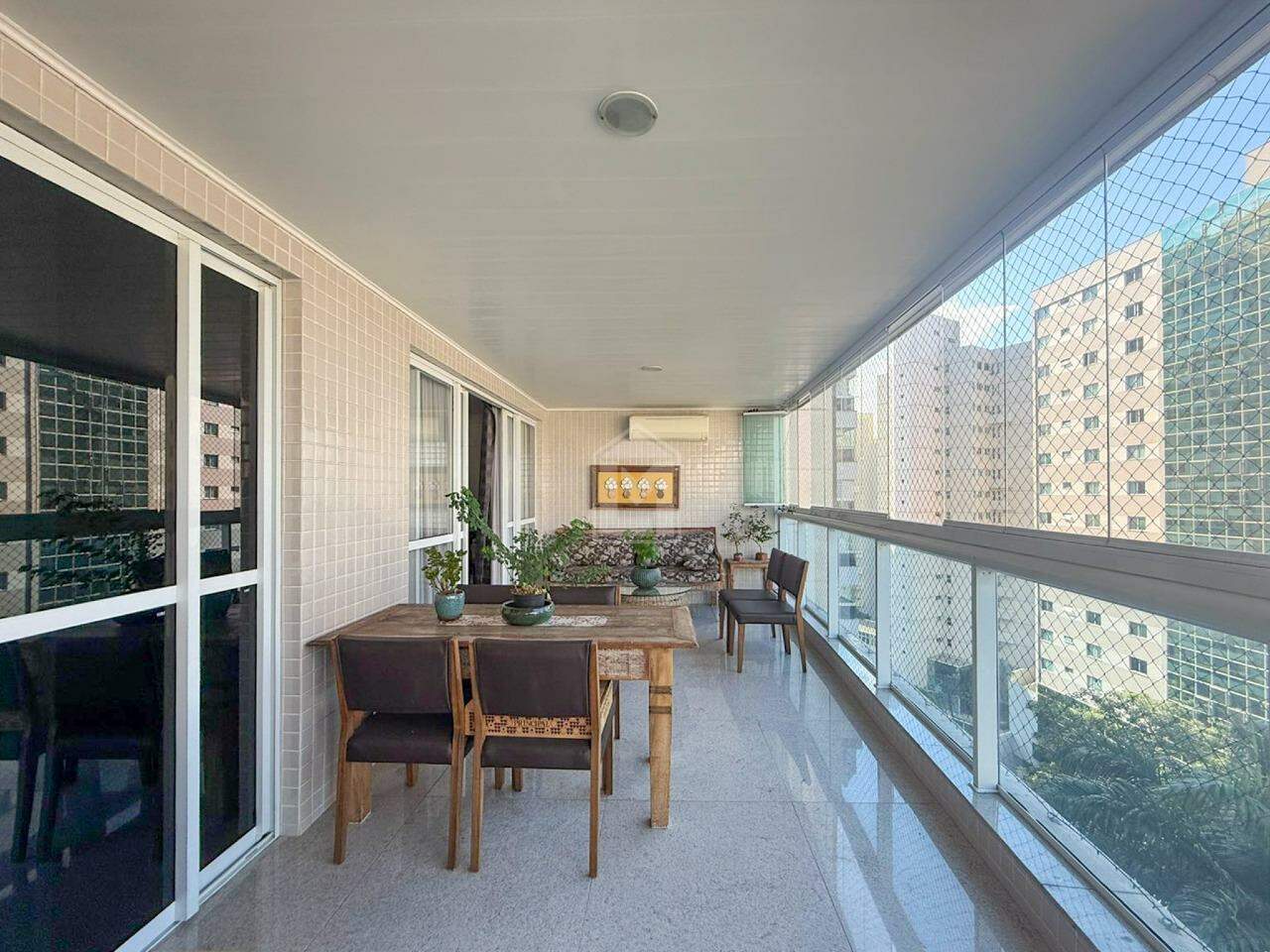 Apartamento para alugar com 4 quartos, 217m² - Foto 1