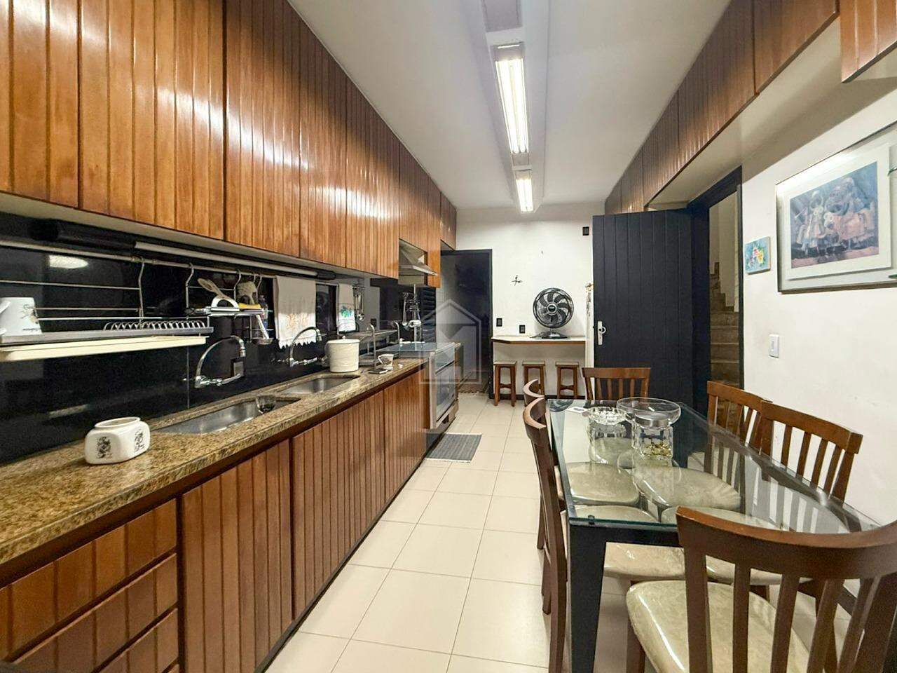 Casa à venda no Mata da Praia: Casa Duplex de Esquina na Mata Da Praia 