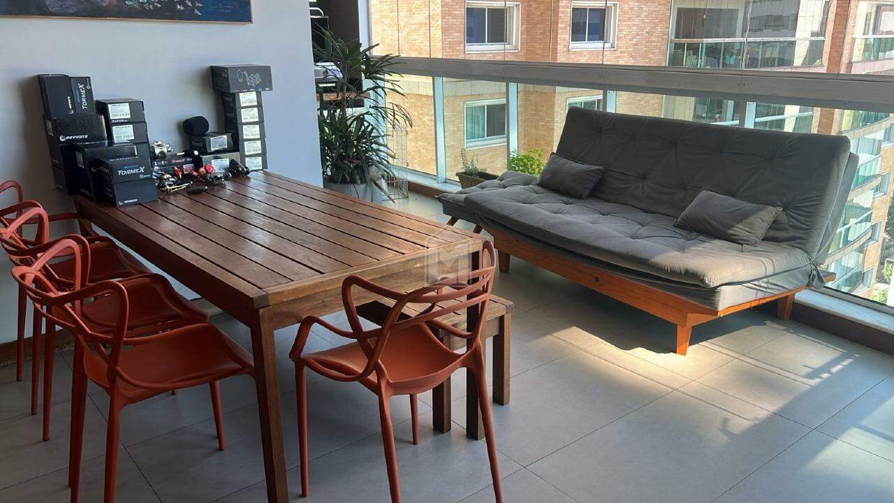 Apartamento para alugar com 4 quartos, 143m² - Foto 2