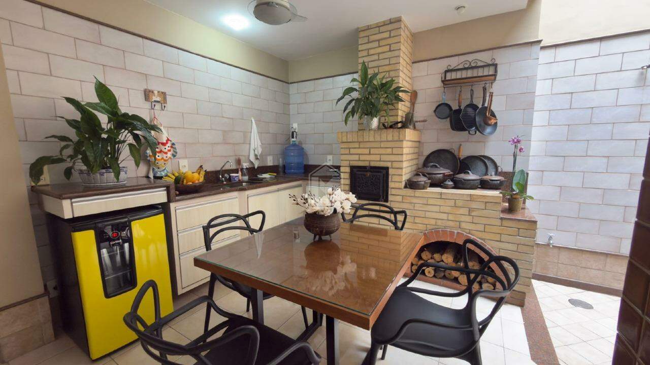 Casa, 4 quartos, 254 m² - Foto 1