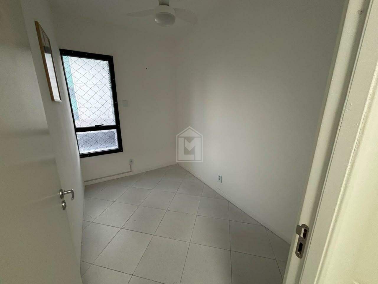 Sala para aluguel no Enseada do Suá: 
