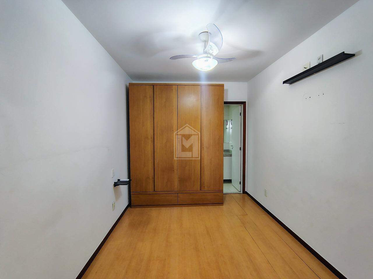 Apartamento para aluguel no Santa Helena: Suíte com armário e cômoda