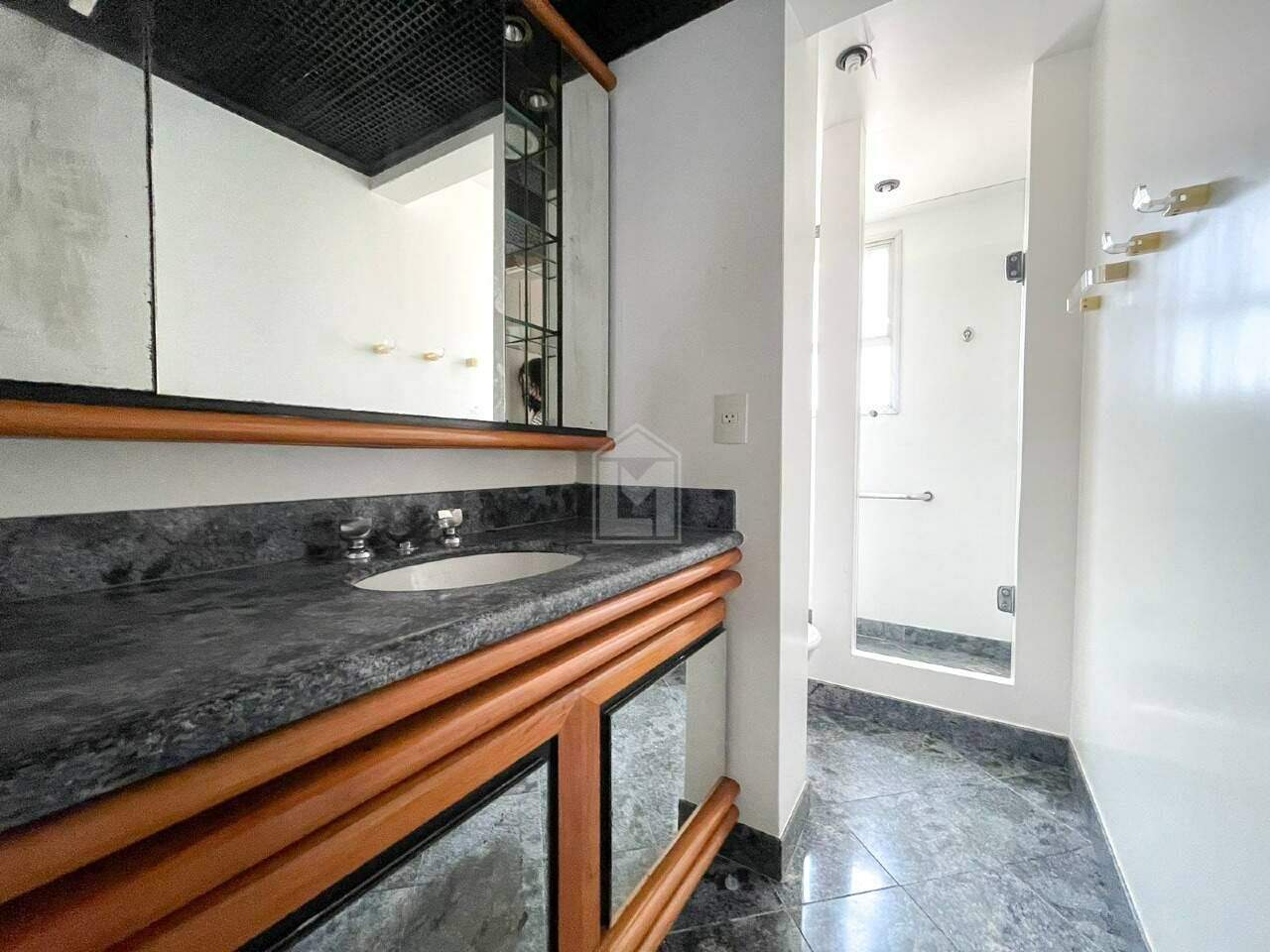 Apartamento para alugar com 3 quartos, 192m² - Foto 13