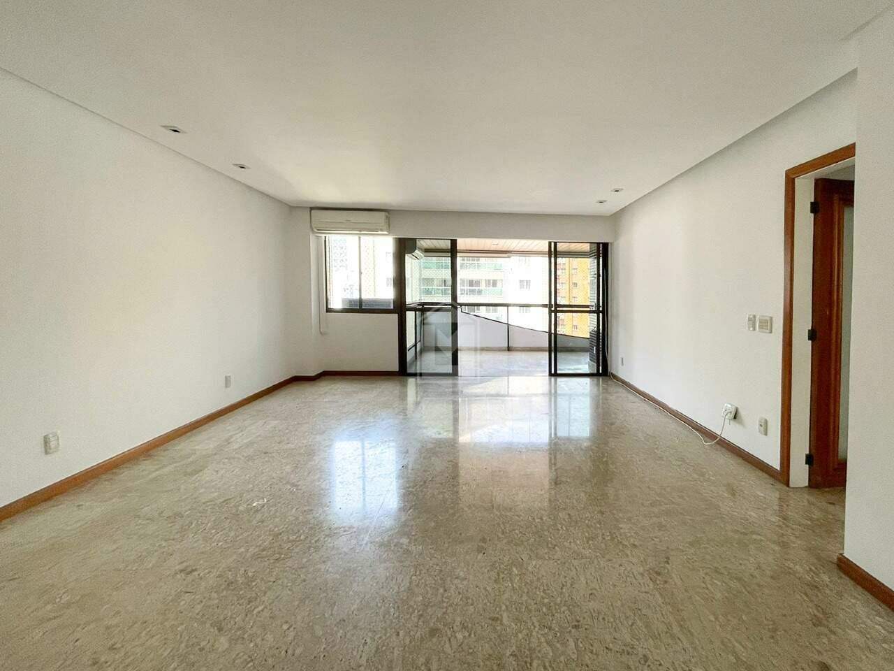 Apartamento para alugar com 3 quartos, 192m² - Foto 3