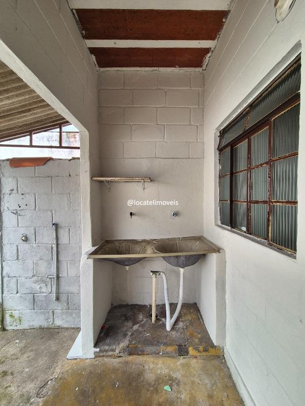 Casa geminada para aluguel no Milionários: area de tanque