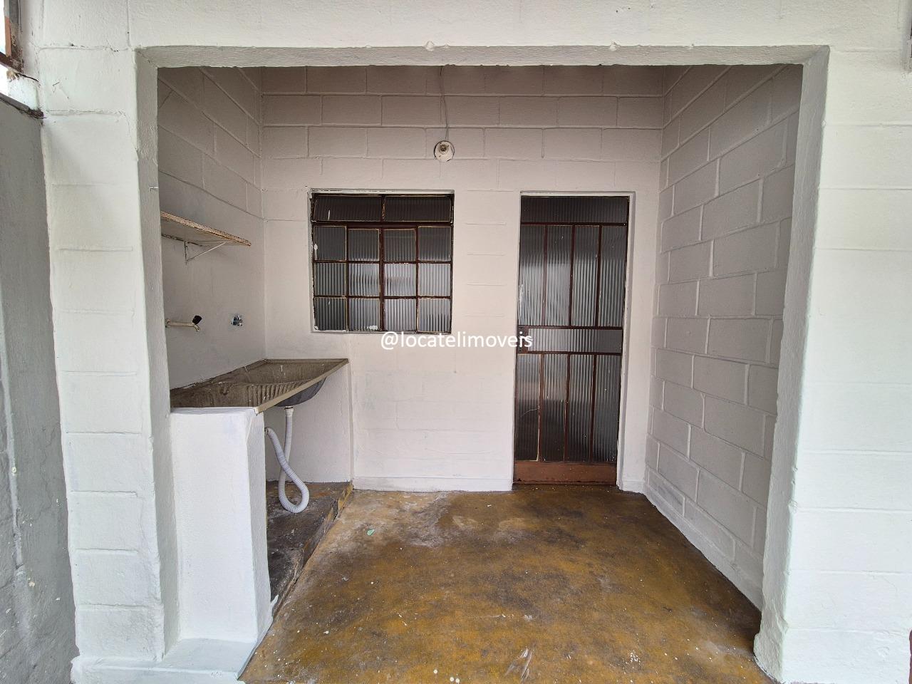 Casa geminada para aluguel no Milionários: area de tanque