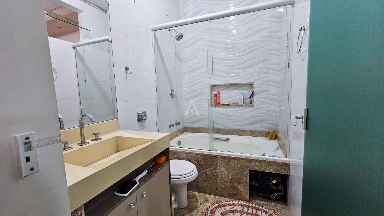 Casa Residencial para à venda no Bairro REGIAO DO LAGO em CASCAVEL: 