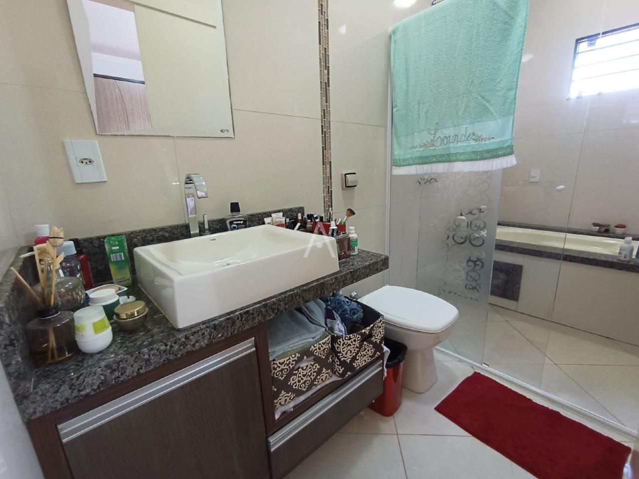 Sobrado para à venda no Bairro PARQUE VERDE em CASCAVEL: banheiro da suíte