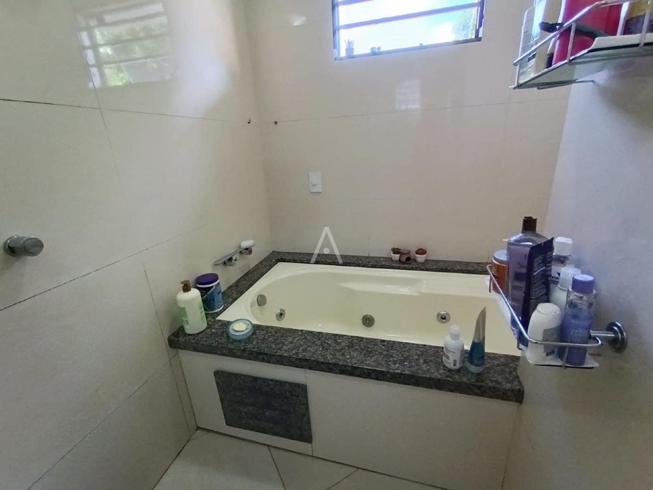 Sobrado para à venda no Bairro PARQUE VERDE em CASCAVEL: banheira da suíte