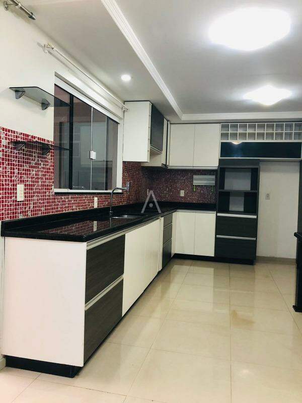 Sobrado para à venda no Bairro REGIAO DO LAGO em CASCAVEL: 