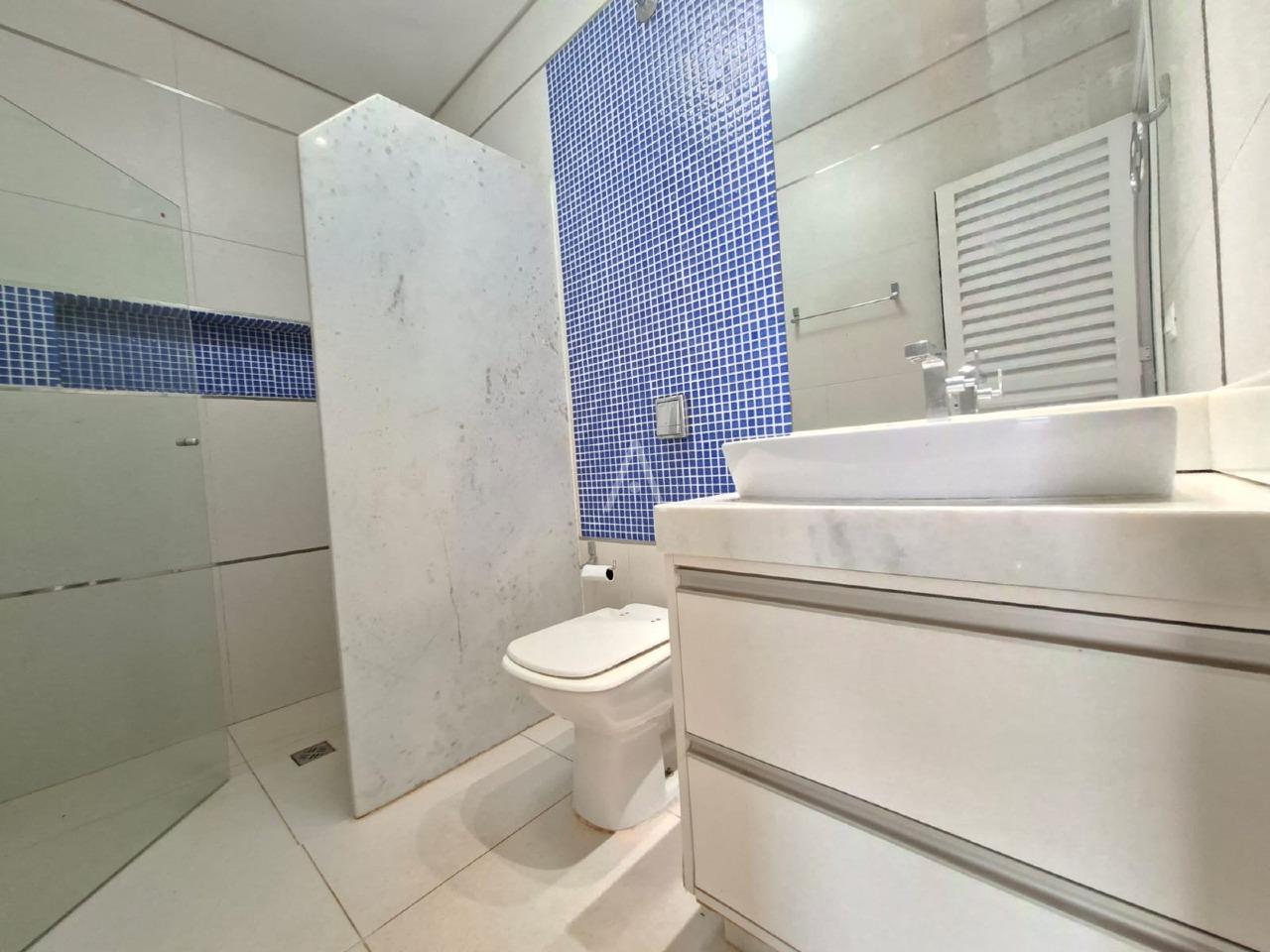 Sobrado para para aluguel no Bairro MARIA LUIZA em CASCAVEL: BANHEIRO AREA EXTERNA 