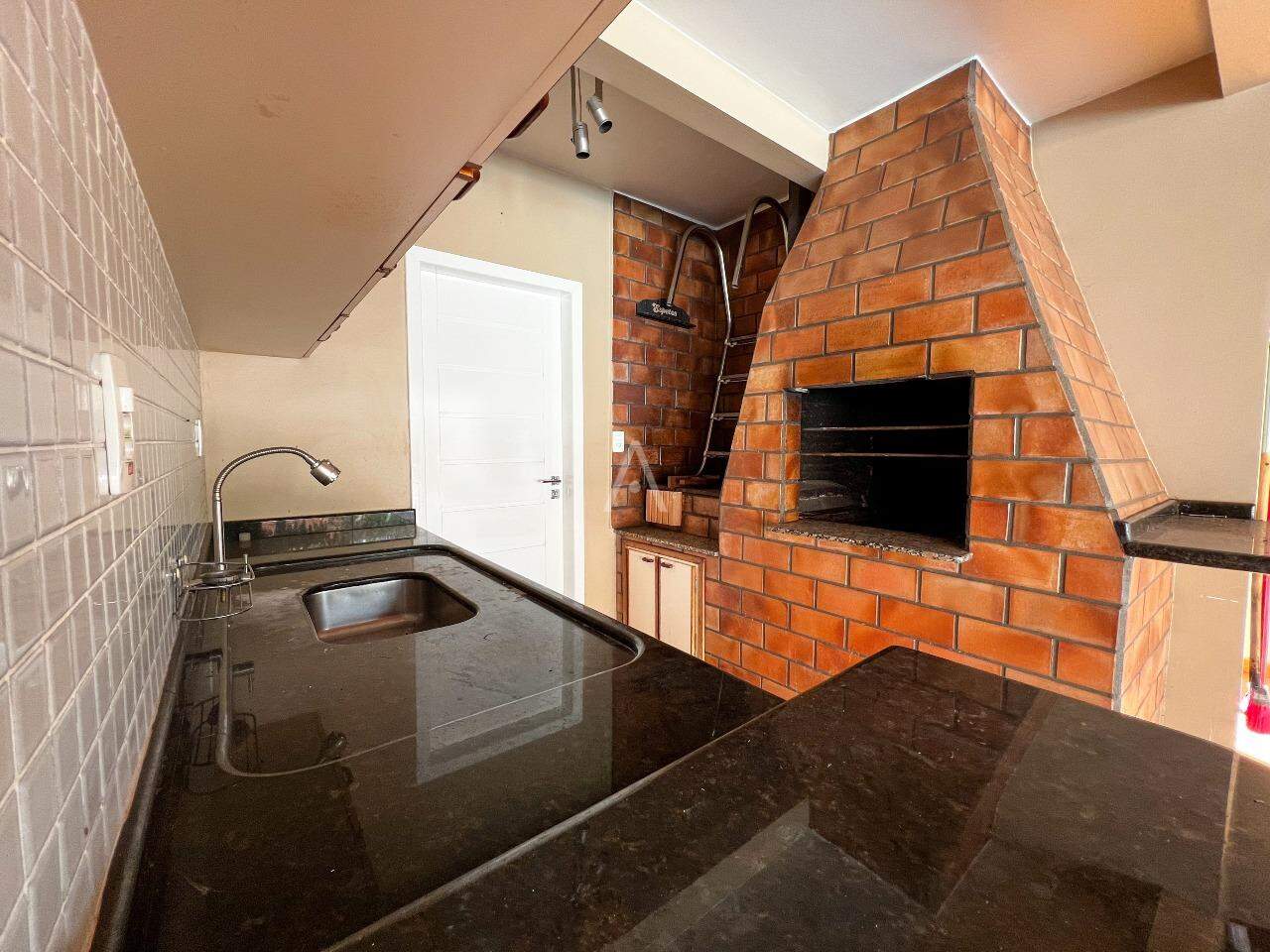 Sobrado para para aluguel no Bairro CENTRO em CASCAVEL: 