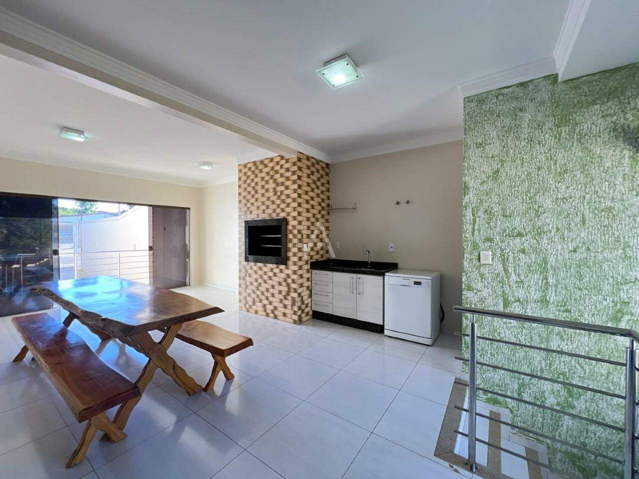 Casa Residencial para à venda no Bairro UNIVERSITARIO em CASCAVEL: 