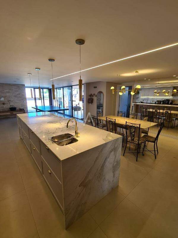 Sobrado para à venda no Bairro CANADA em CASCAVEL: 