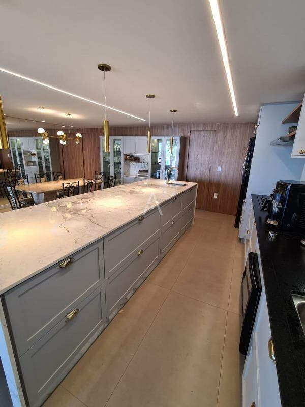 Sobrado para à venda no Bairro CANADA em CASCAVEL: 