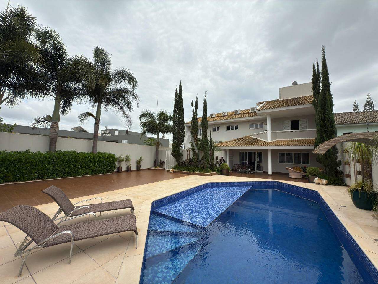 Sobrado para à venda no Bairro RECANTO TROPICAL em CASCAVEL: 