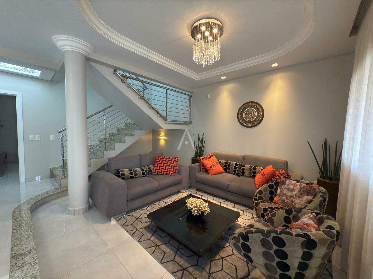 Sobrado para à venda no Bairro RECANTO TROPICAL em CASCAVEL: 