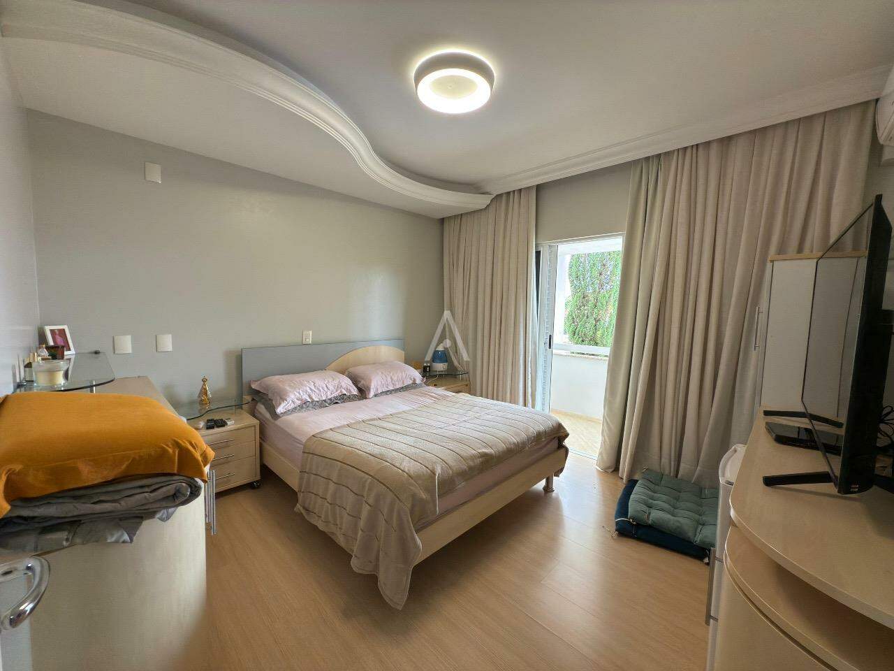 Sobrado para à venda no Bairro RECANTO TROPICAL em CASCAVEL: 