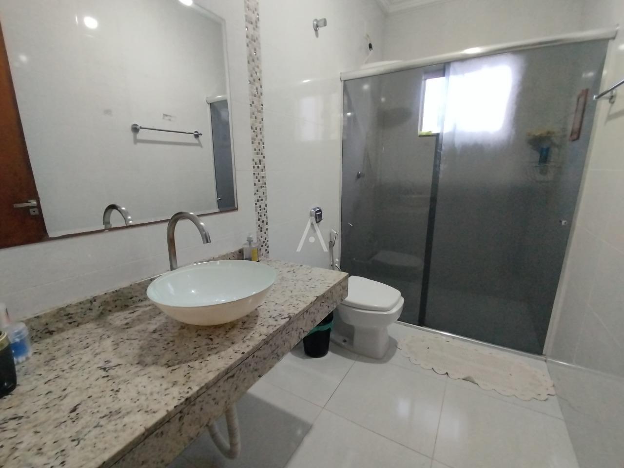 Sobrado para à venda no Bairro SAO CRISTOVAO em CASCAVEL: BANHEIRO SUITE