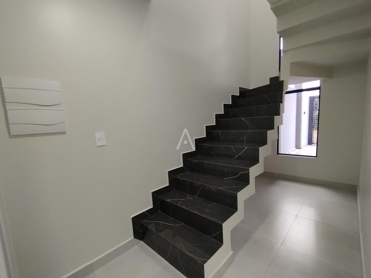 Sobrado para à venda no Bairro ESMERALDA em CASCAVEL: ESCADA