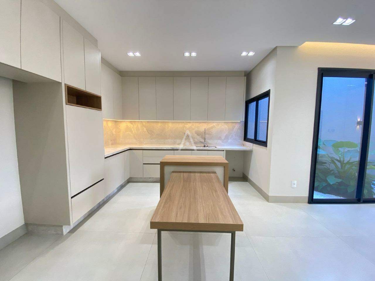 Casa Residencial para à venda no Bairro NEVA em CASCAVEL: 