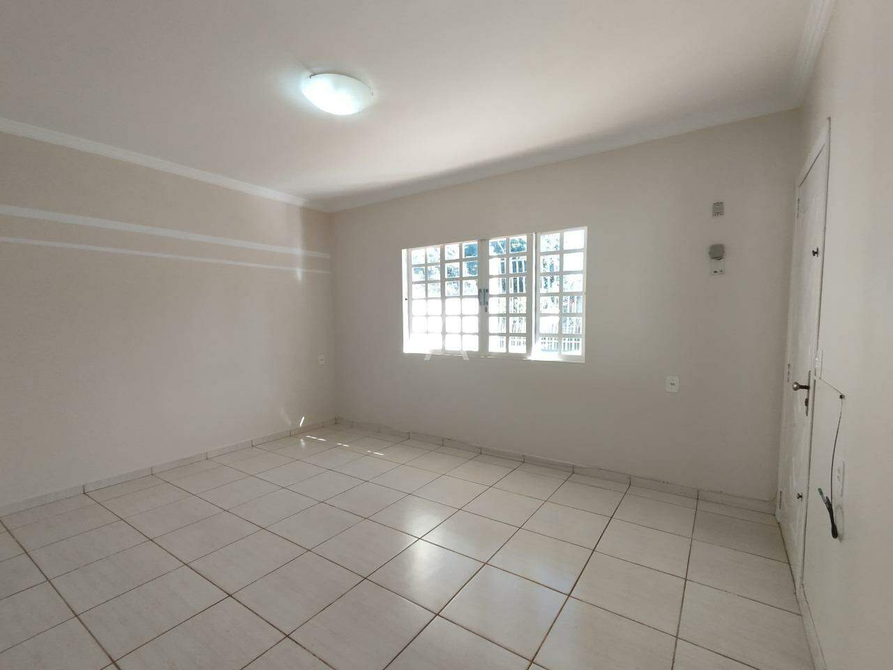 Casa Residencial para para aluguel no Bairro COUNTRY em CASCAVEL: SALA DE ESTAR