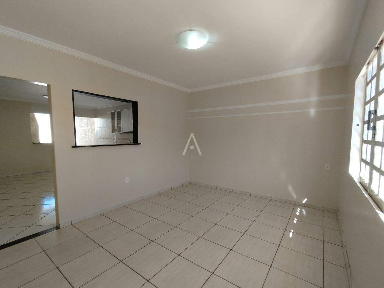 Casa Residencial para para aluguel no Bairro COUNTRY em CASCAVEL: SALA DE ESTAR