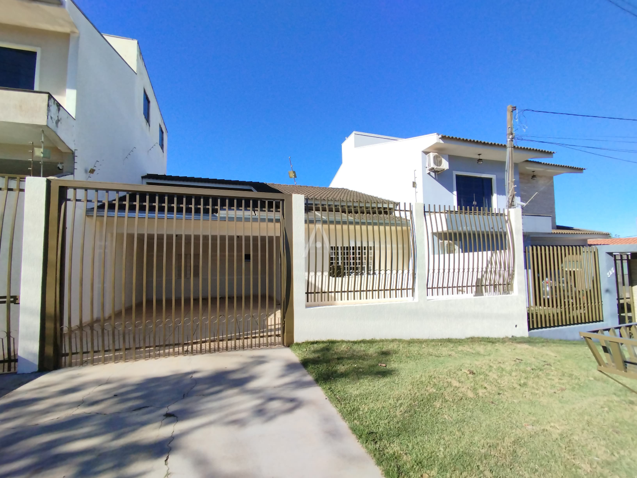 Casa Residencial para para aluguel no Bairro COUNTRY em CASCAVEL: FACHADA