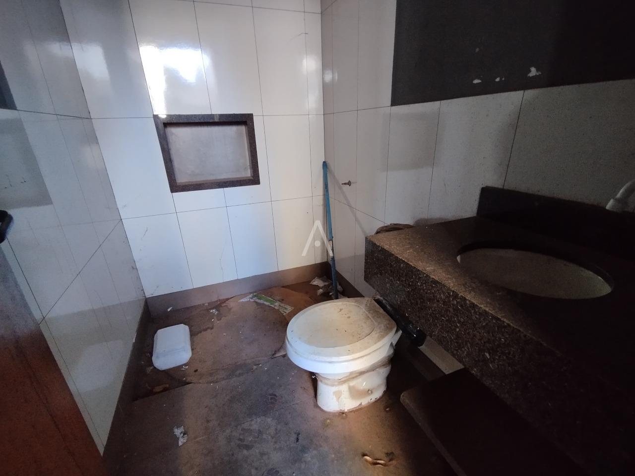 Barracão Comercial para para aluguel no Bairro Brazmadeira em CASCAVEL: BANHEIRO ESTACIONAMENTO