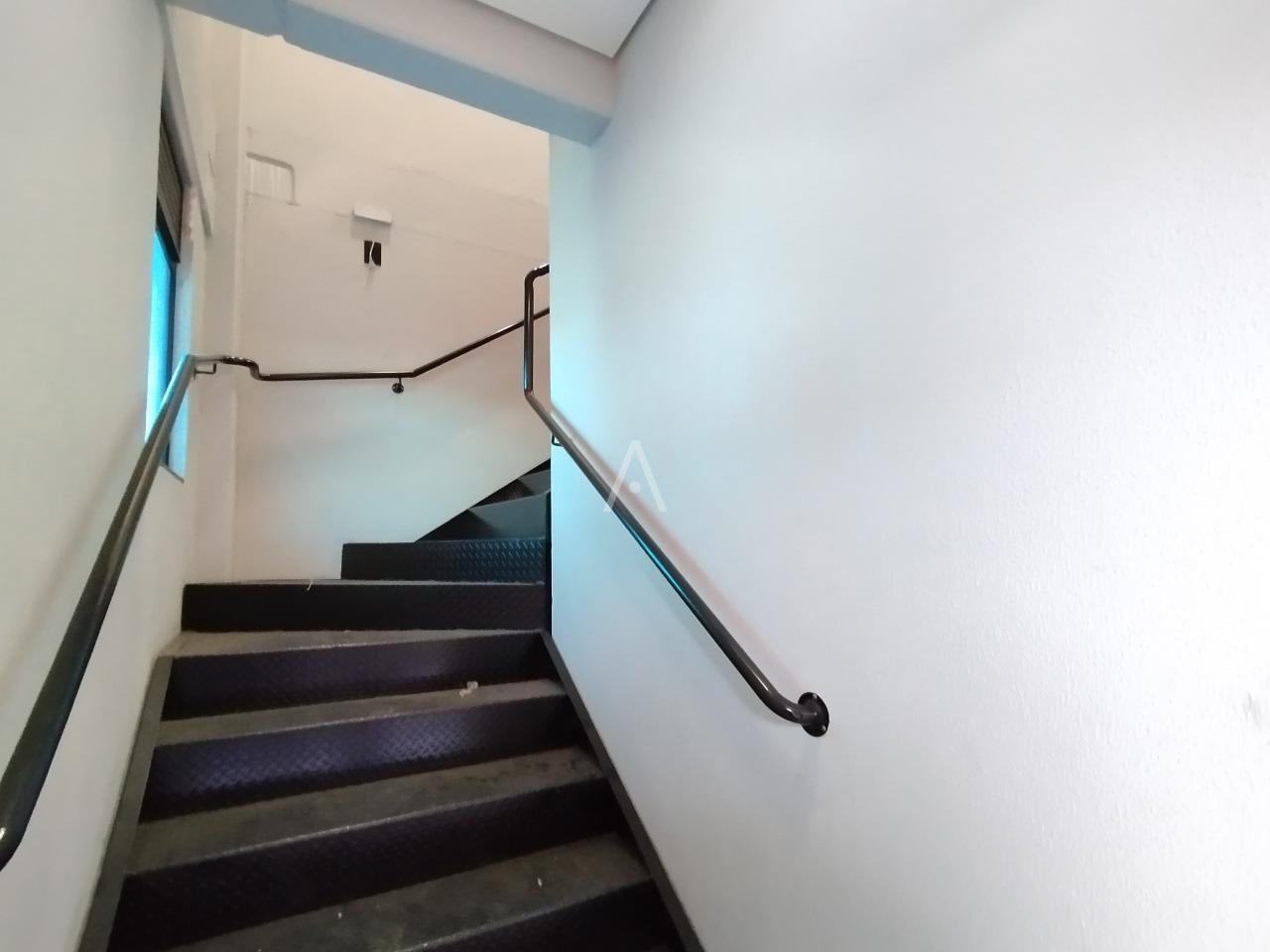 Barracão Comercial para para aluguel no Bairro Brazmadeira em CASCAVEL: ACESSO ESCRITORIO PISO SUPERIOR