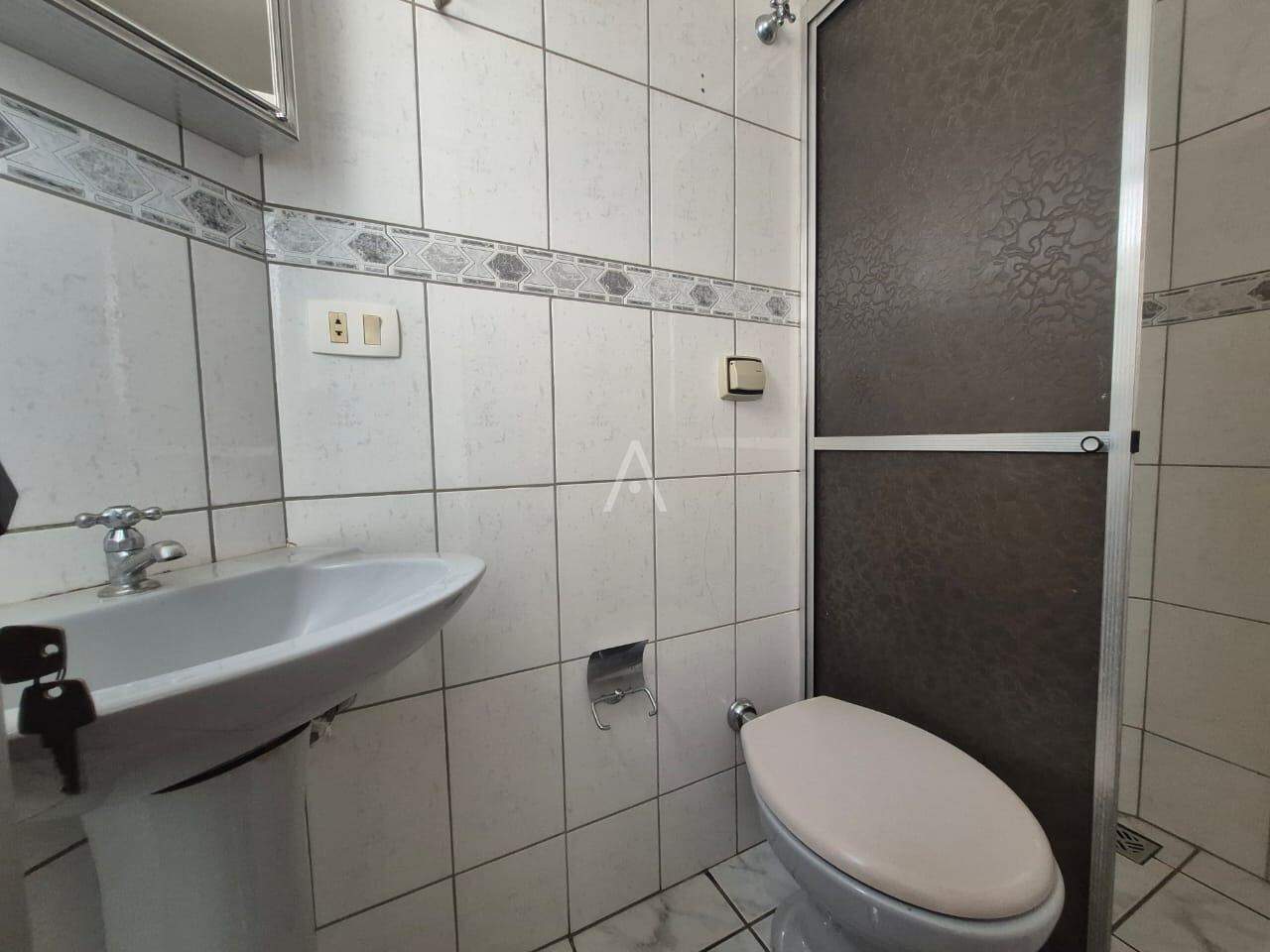 Apartamento para para aluguel no Bairro CENTRO em CASCAVEL: Banheiro dependência empregada