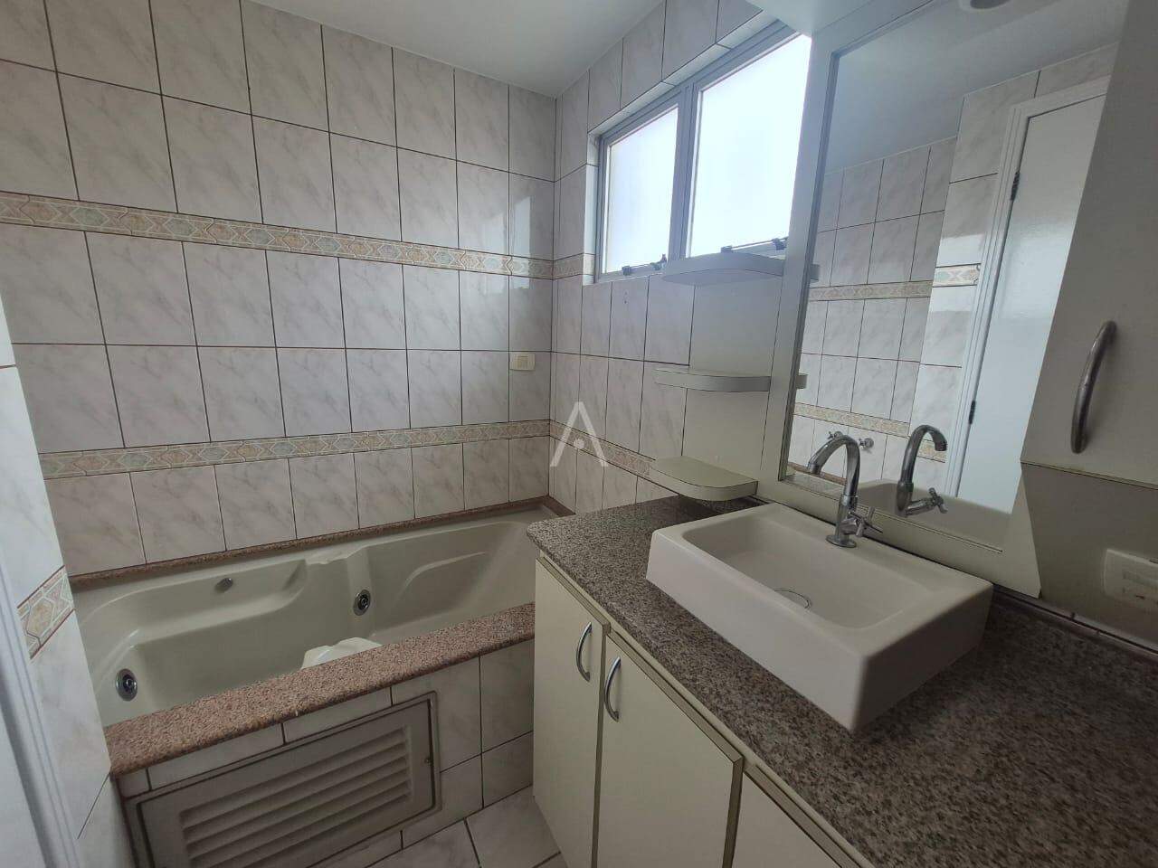 Apartamento para para aluguel no Bairro CENTRO em CASCAVEL: Banheiro suíte 