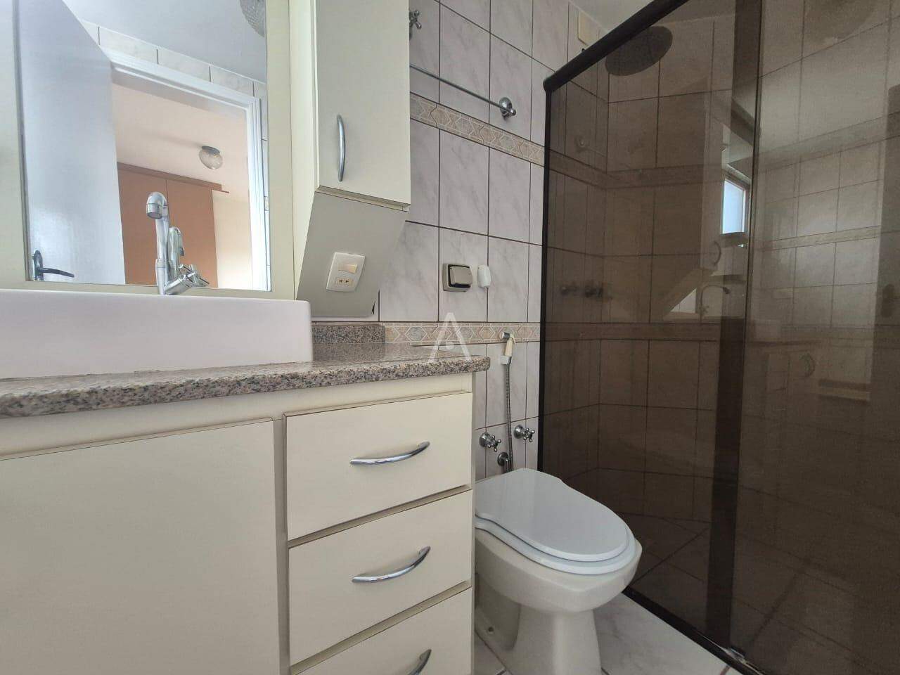 Apartamento para para aluguel no Bairro CENTRO em CASCAVEL: Banheiro suíte 