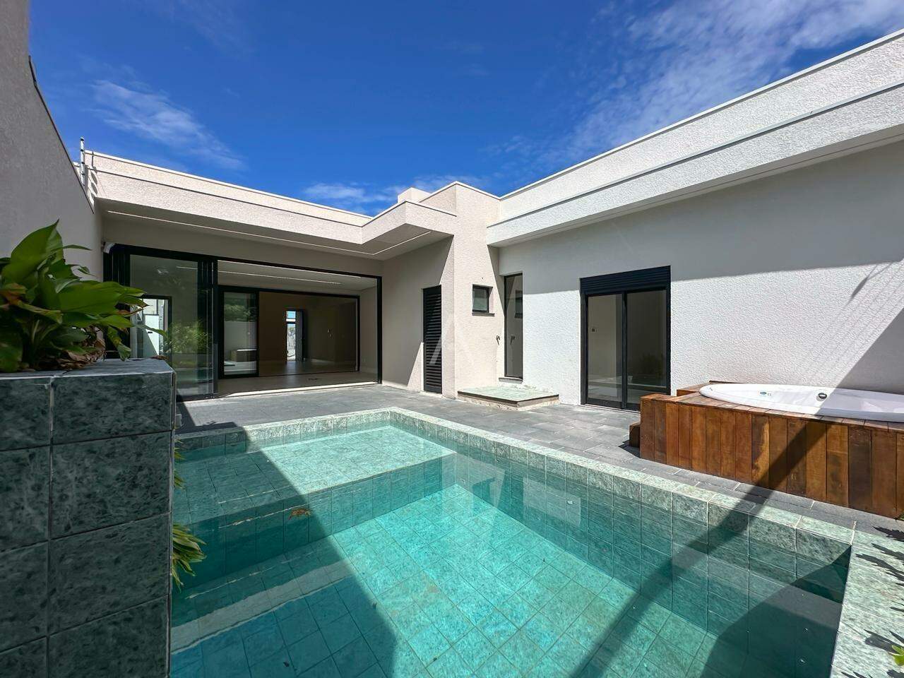 Casa Residencial para à venda no Bairro RECANTO TROPICAL em CASCAVEL: 