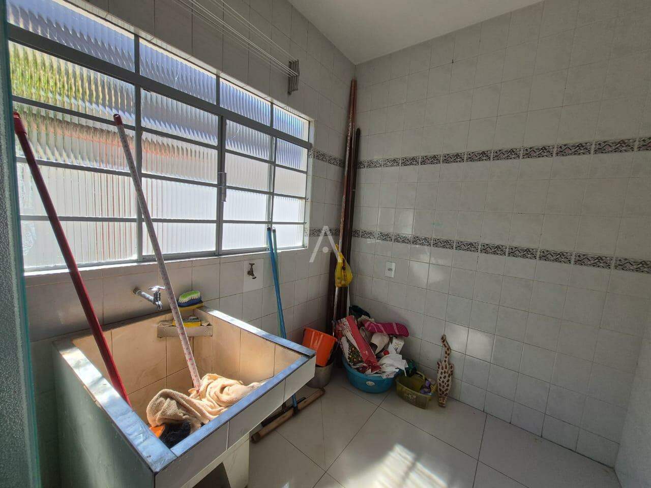 Casa Residencial para à venda no Bairro MARIA LUIZA em CASCAVEL: LAVANDERIA