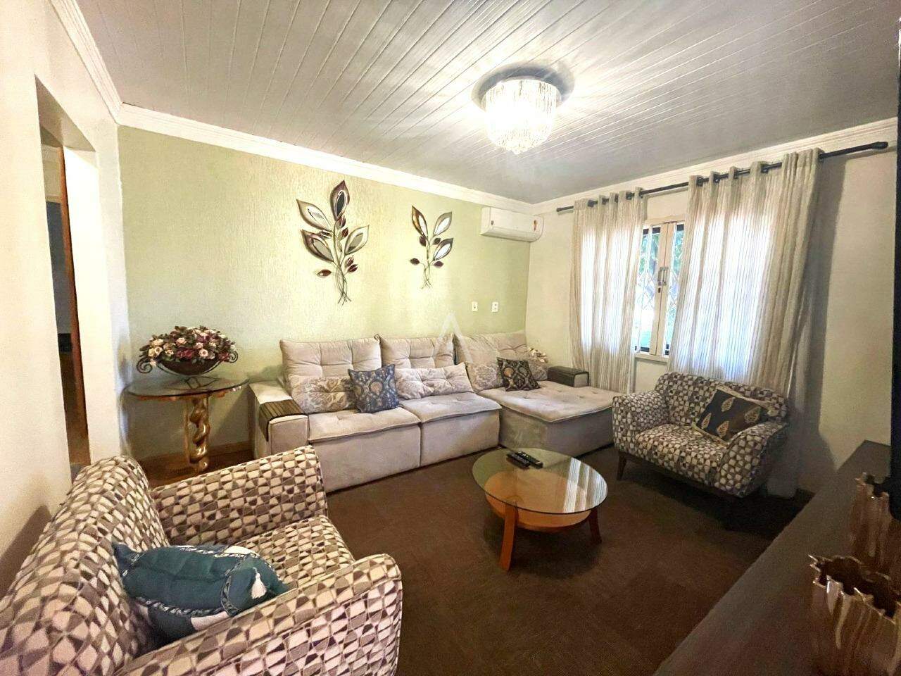 Casa Residencial para à venda no Bairro NEVA em CASCAVEL: Sala de estar