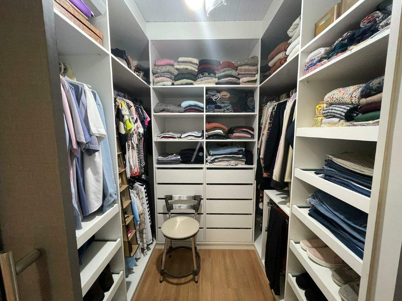 Casa Residencial para à venda no Bairro NEVA em CASCAVEL: Closet