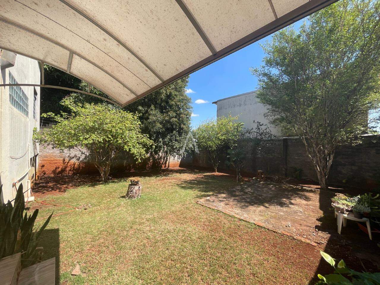 Casa Residencial para à venda no Bairro NEVA em CASCAVEL: Fundos