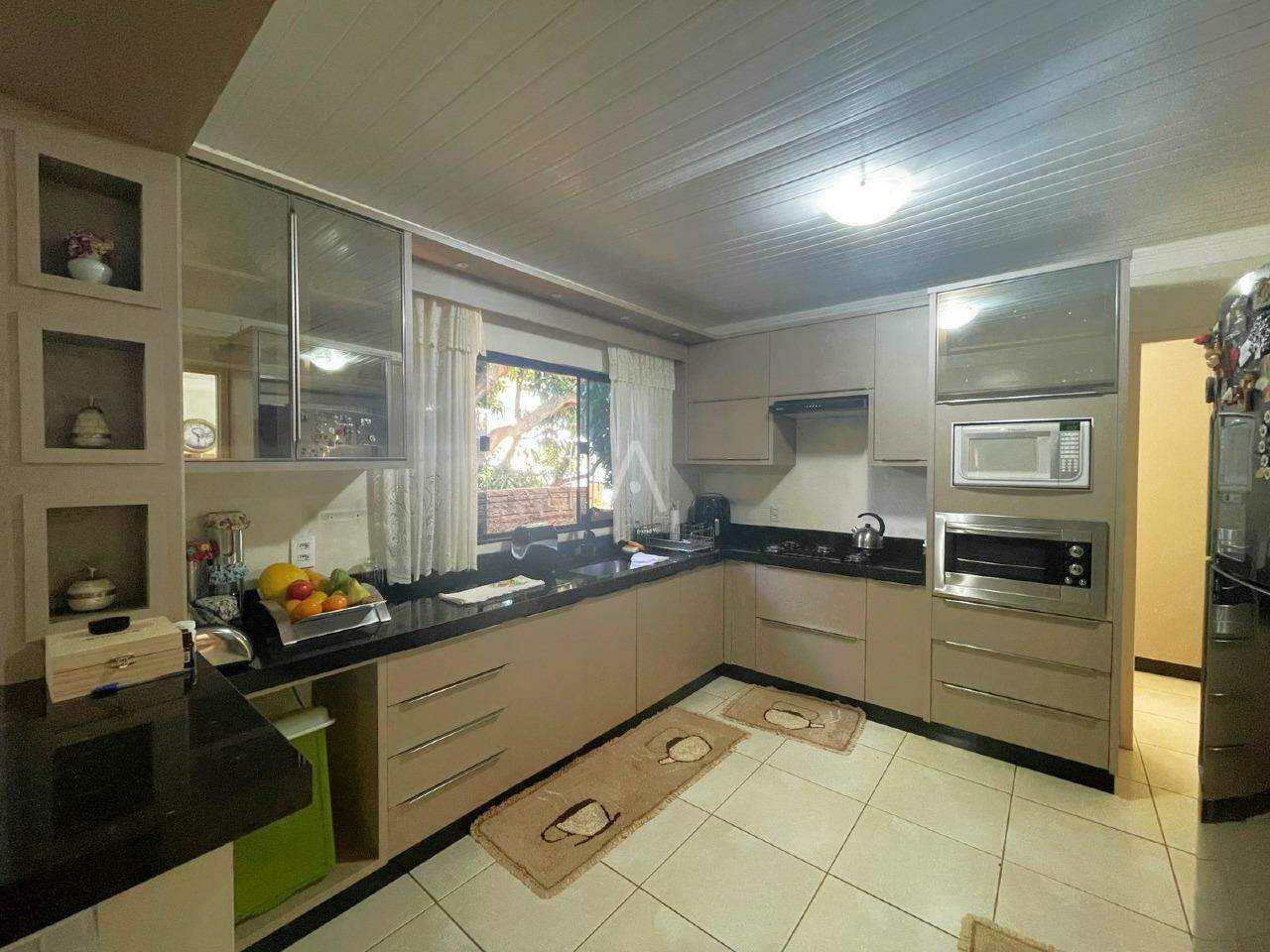 Casa Residencial para à venda no Bairro NEVA em CASCAVEL: Cozinha