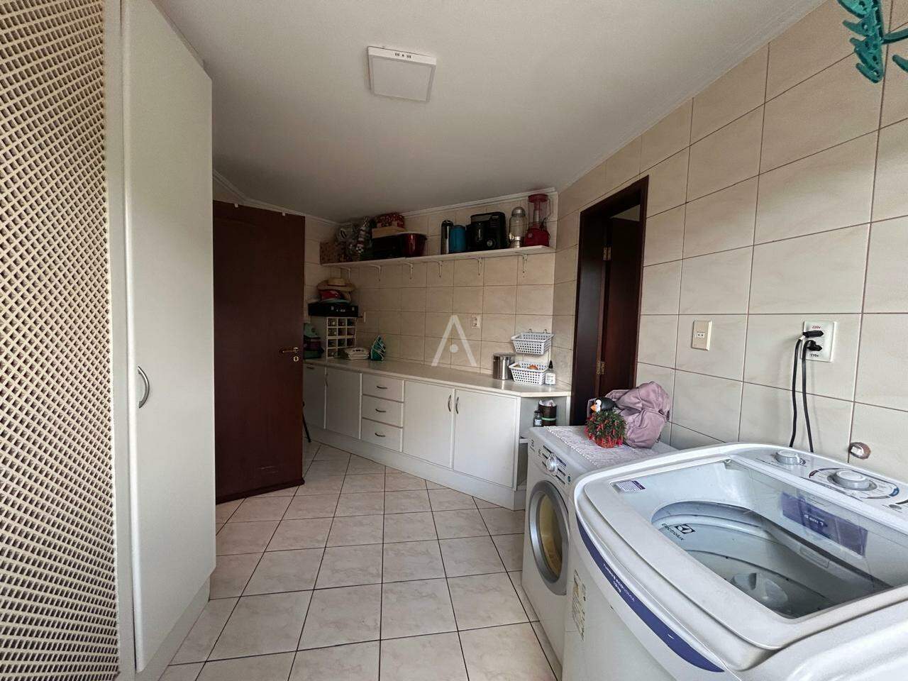 Apartamento para à venda no Bairro COQUEIRAL em CASCAVEL: lavanderia 